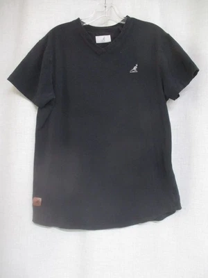 Camiseta elástica unissex gola V KANGOL preta 2 logotipos bordados e adesivos 21x26 - Imagem 1 de 4