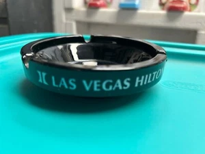 Vintage Las Vegas Hilton Hotel Schwarz Glas und Weiß Logo Runder Aschenbecher - Bild 1 von 2