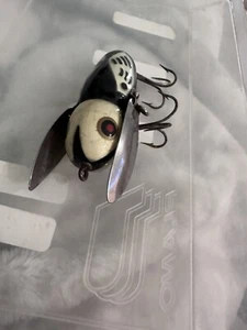 Vintage Heddon Crazy Crawler Red Eyes Black White Head USA Angelköder - Bild 1 von 5