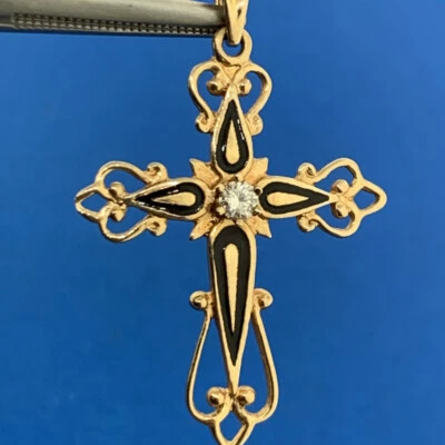 Colgante Religioso Retro Oro Amarillo 14K Diamante Esmalte Negro Cruz Pergamino Foto 1 de 4
