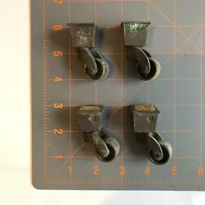 ANTIGUO LOTE DE 4 PIES DE RUEDAS DE LATÓN PEQUEÑAS DE COLECCIÓN - Imagen 1 de 6