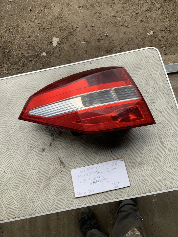 Luz trasera lateral cercana Renault Laguna Estate MK3 2009 1,5 diésel Foto 1 de 4