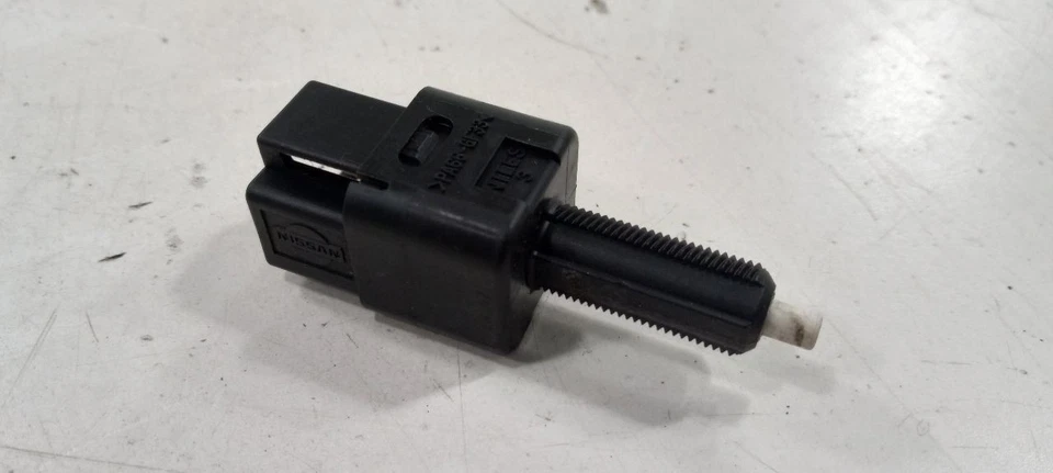 Interruptor de pedal de freno Nissan Sentra 2012 2011 2010 2009 2008 2007 Foto 1 de 4