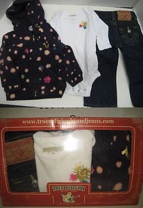 $198 NUEVO True Religion Bebé Niñas Bebé 3 Piezas Regalo Pantalones de mezclilla Body Sudadera con capucha 12-18 M - Imagen 1 de 11