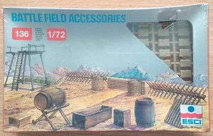 ESCI 1/72 SCALE BATTLE FIELD ACCESSORIES. BOXED, ON SPURE. - Picture 1 of 2