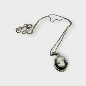 Adorable Dainty Silver Tone Cameo Necklace Black Glass Charm Victorian - Bild 1 von 6