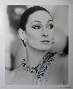 Anjelica Huston [Addams Family] Original SIGNED 8X10 photo - Picture 1 of 3