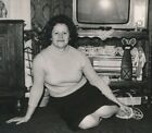 #007 Portrait de femme sur le sol, TV flash blanc reflet vintage org photo avec étiquette