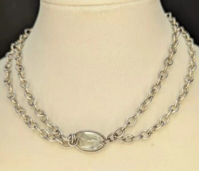 Collar Judith tono plata brillante con piedra transparente o vidrio (no estoy seguro)  Foto 1 de 4