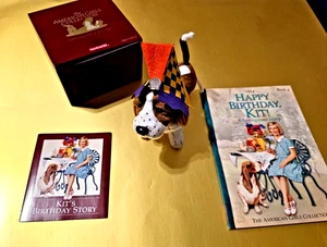 American Girl Set Hund Grace the Basset Hound mit Hut in burgunderfarbener Box SKU QBAA - Bild 1 von 8