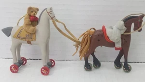 Lote 2 adornos navideños Hallmark Keepsake - Un pony para Navidad #1 - 1998 - Imagen 1 de 4