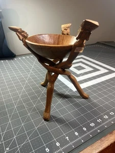 Unikat Vintage afrikanische Holzschale mit handgeschnitztem 3-beinigem Ständer aus 1 Stück Holz - Bild 1 von 3