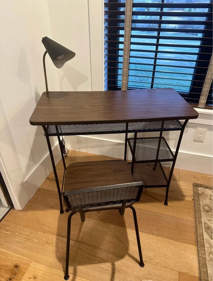 Escritorio y silla MCM Loroman con lámpara original en funcionamiento, fotos muestran medidas  Foto 1 de 4