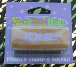 Gummistempel & Stempelkissen Stempel Dein Name "JOHN" Neu - Bild 1 von 1