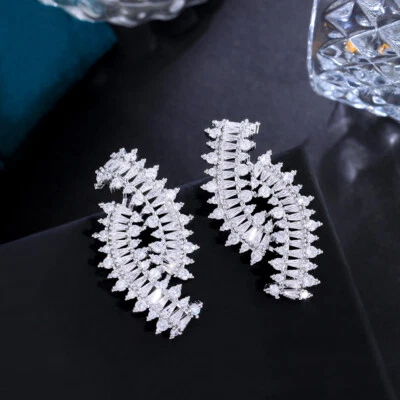 Aretes grandes simétricos de circonita cúbica enchapados en plata para mujer joyas de boda Foto 1 de 4