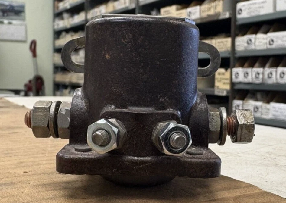 Relé solenoide de arranque Fomoco de Ford Thunderbird 1956 FDR-11450-A Foto 1 de 4