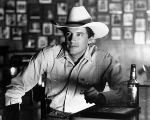 George Strait Hat 8x10 Picture Celebrity Print - Picture 1 of 1