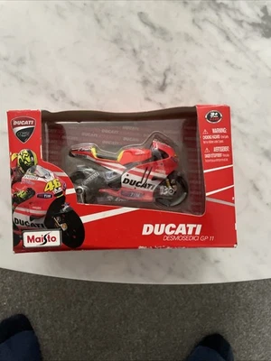 MAISTO 1/18 DUCATI DESMOSEDICI GP11 N 46 MOTOGP 2011 VALENTINO ROSSI - Image 1 of 4