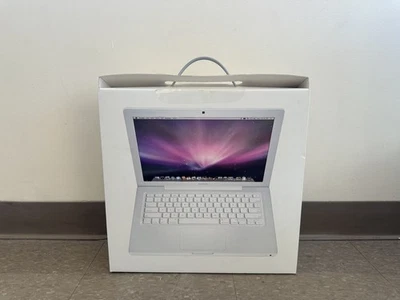 Apple MacBook 13 in 2008 White/Intel Core 2 Duo 2.40GHz, 120 GB 2 GB - Image 1 of 4