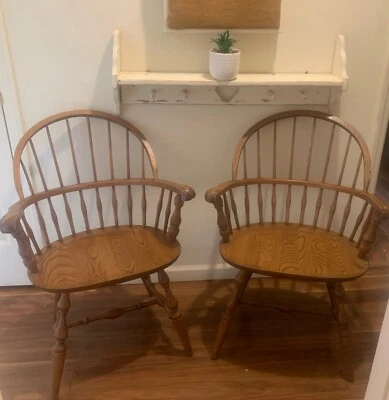 (2) Sillas Windsor vintage con respaldo de husillo de roble duro siglo XX de NICHOLS & STONE Foto 1 de 4