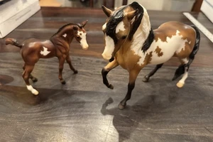 Breyer Freya & Annika 2024 Weihnachtsstute & Fohlen Set (B-CS-10279) ohne Ornament - Bild 1 von 15