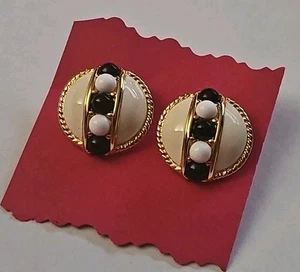 80er Jahre elegante schwarz-weiße Emaille auf Gold Cabochon Statement Clip Ohrringe - Bild 1 von 8