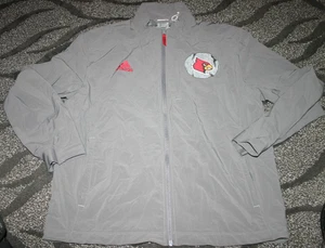 Chaqueta gris con cremallera completa emitida por el equipo de baloncesto Adidas Louisville Cardinals M nueva sin etiquetas - Imagen 1 de 2
