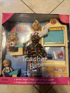 Vtg 1995 Teacher Barbie Doll with Two Students Talking Sound Mattel #13914 NISB - Foto 1 di 11