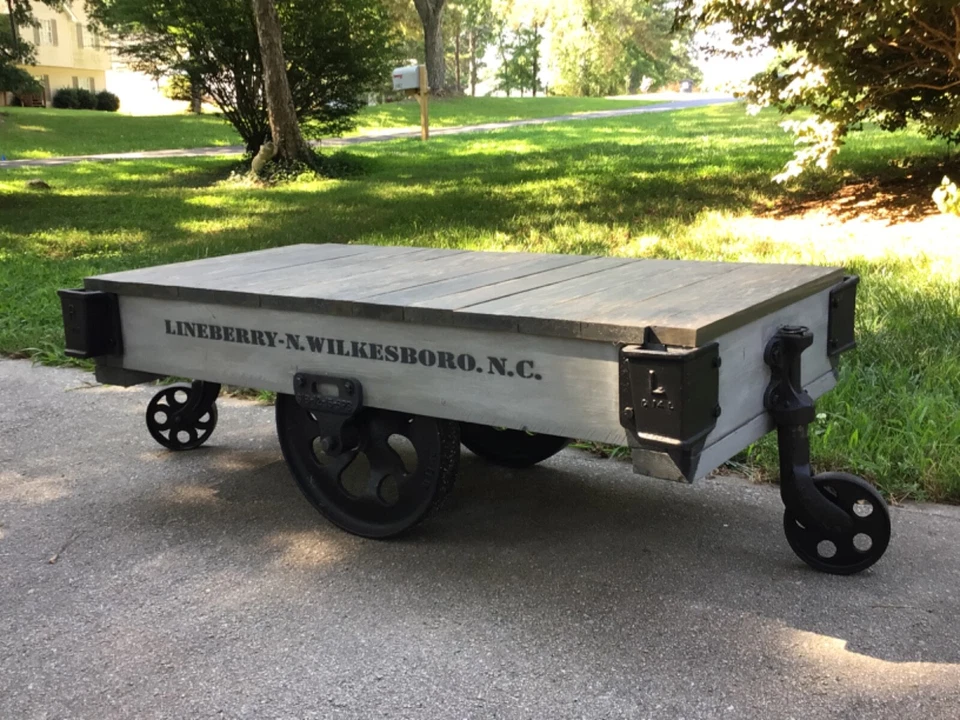 Mesa de centro carro industrial Lineberry gris fundición ferrocarril restaurada Foto 1 de 4