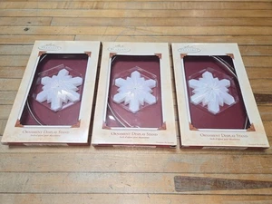 3 Hallmark Andenken ORNAMENT DISPLAY STAND mit irisierendem SCHNEEFLOCKENSOCKEL 2002 NEU? - Bild 1 von 8