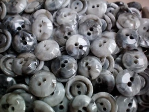 19mm 30L Soft Light Grey Marbled Swirl Pattern 2 Hole Jacket Craft Buttons J101 - Picture 1 of 2