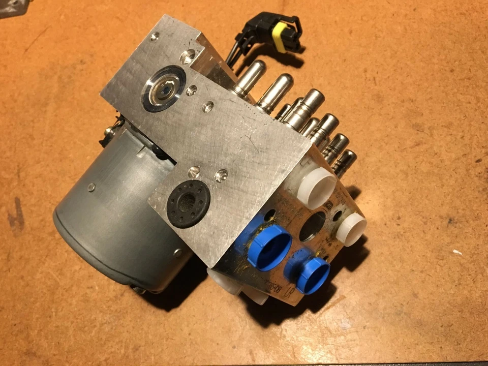 Novo OEM 2001 Mercury Cougar ABS bomba de freio antibloqueio (sem eletrônicos)  - Imagem 1 de 1