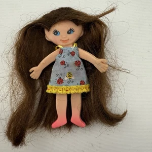 "Mini muñeca ideal 1969 vintage de 5"" cara de goma lindo pelo largo con vestido y flores" - Imagen 1 de 4