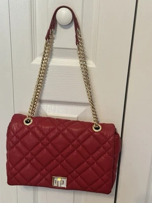 Bandolera de felpa acolchada roja INC Ajae - Bolso de hombro cadena dorada bloqueo giratorio Foto 1 de 4