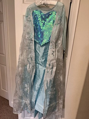 Disfraz de Elsa Talla 7-8 Persiguiendo Luciérnagas Nuevo Vestido Azul Congelado Foto 1 de 4