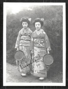 2 Maiko Mädchen Geishas Teller Foto Kostüm Japan 1925 - Bild 1 von 1