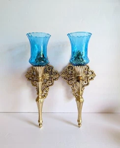 Applique da parete antica ghisa oro rotolo Hollywood Regency vetro blu votivi - Foto 1 di 10