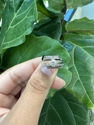 Anillo de oro blanco de 18 quilates con un diamante redondo J/VS2,38 quilates y diamantes de 0,25 quilates. 10,8 g Foto 1 de 2