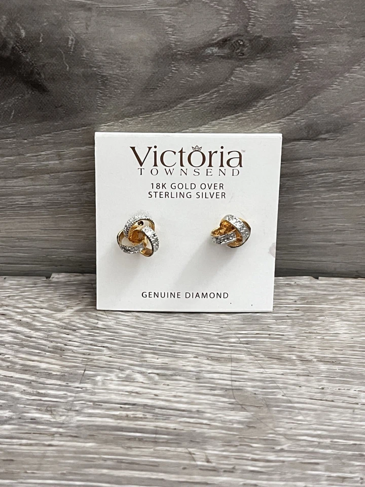 Brincos de prata esterlina folheados a ouro com nó de diamante Victoria Townsend - Imagem 1 de 3
