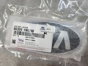 Original 86320 1W250 Frontal "KIA" Capó Logo Emblema para Kia Seltos Rio Niro Forte - Imagen 1 de 5