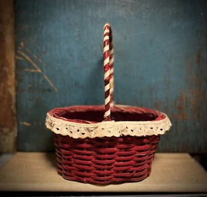 Sweet Old Grubby Primitive Red Paint & Eyelete Lace wood Berry Gathering Basket - Imagen 1 de 9