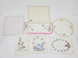 Vintage Crewel bestickte Leinendeckchen Häkelrand Blumen blau Vogel 7 Stück - Bild 1 von 11