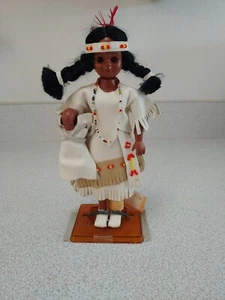 Muñeca niña india vintage en traje blanco con soporte para bebé de 7" de alto incluido - KT - Imagen 1 de 12