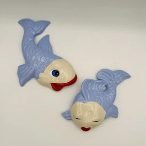 Wall Chalkware Kissing Fish Anthropomorphic Kitschy Kitsch Wall Plaque VTG Style - Picture 1 of 3