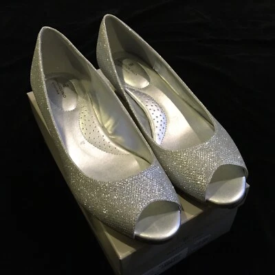 Bandolino Womens Candra 2 Shoes Silver Fabric Glamour 9.5 M Foto 1 de 4