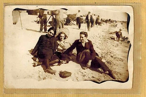 Carte Photo vintage card RPPC femmes homme ombrelle plage mode fashion ph0184 - Picture 1 of 2