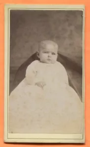 CDV Waukesha WI Ritratto di un bambino, di Tyler & Bugbee, circa 1880 timbro posteriore - Foto 1 di 3