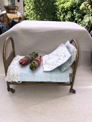 Lit De Maison De Poupée Ancienne Métallique Sur Roulettes, Vers 1890. Märklin??? - Photo 1/4