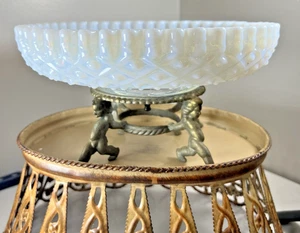 Fenton opalisierende Diamant Spitze Schale Herzstück Henry Turim Messing Cherubs Ständer - Bild 1 von 12