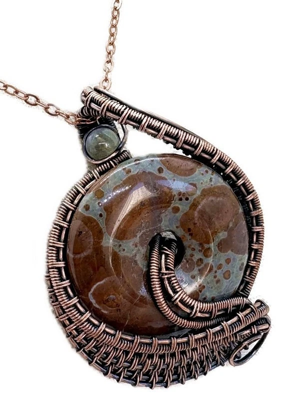 Colgante Donut Tejido de Jaspe Orbicular Artesanal con Envoltura de Alambre de Bronce Labradorita Foto 1 de 4